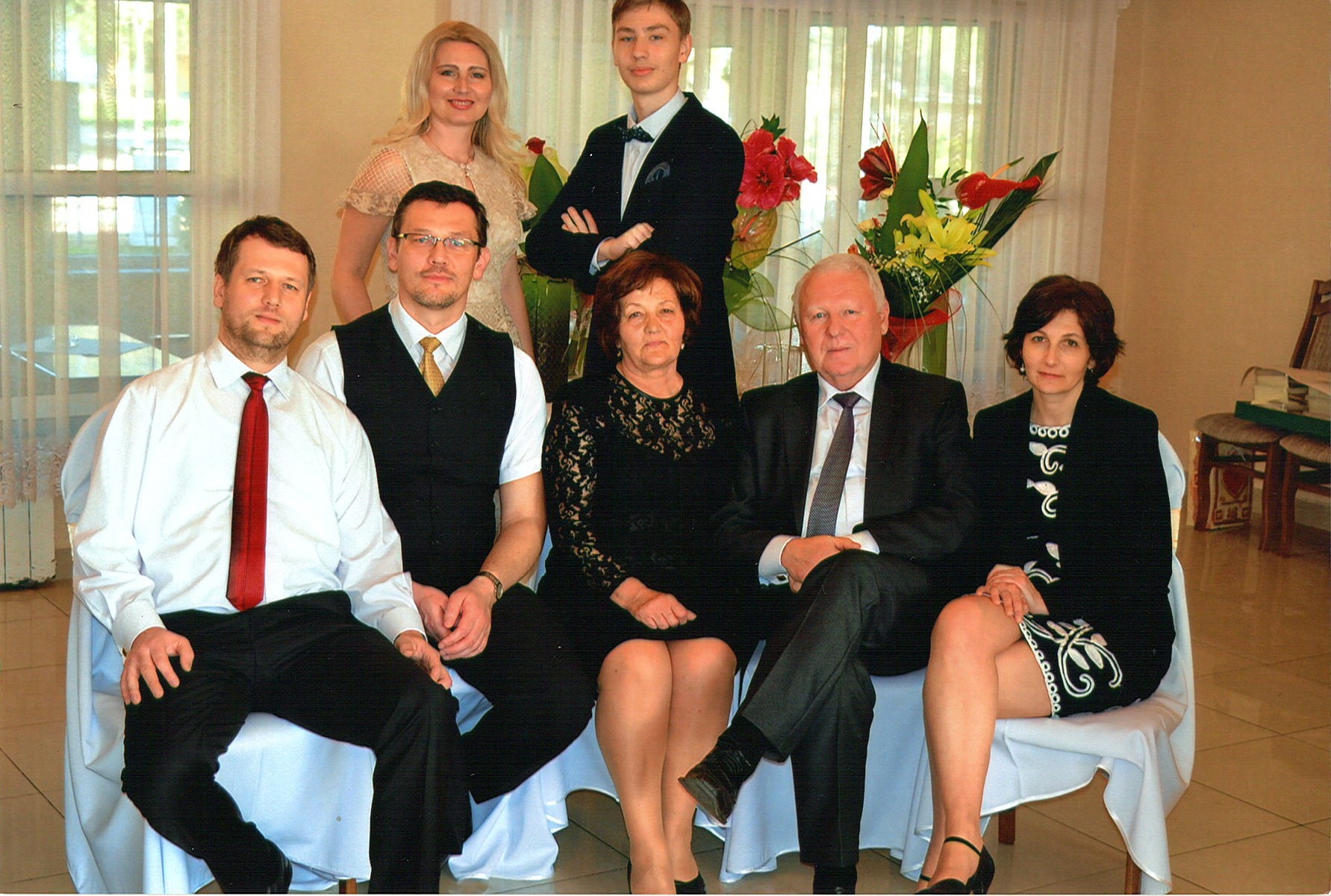 Мирослав в колі сім'ї (дружина, дочка, двоє синів). Стоять невістка Ангеліка з внуком.