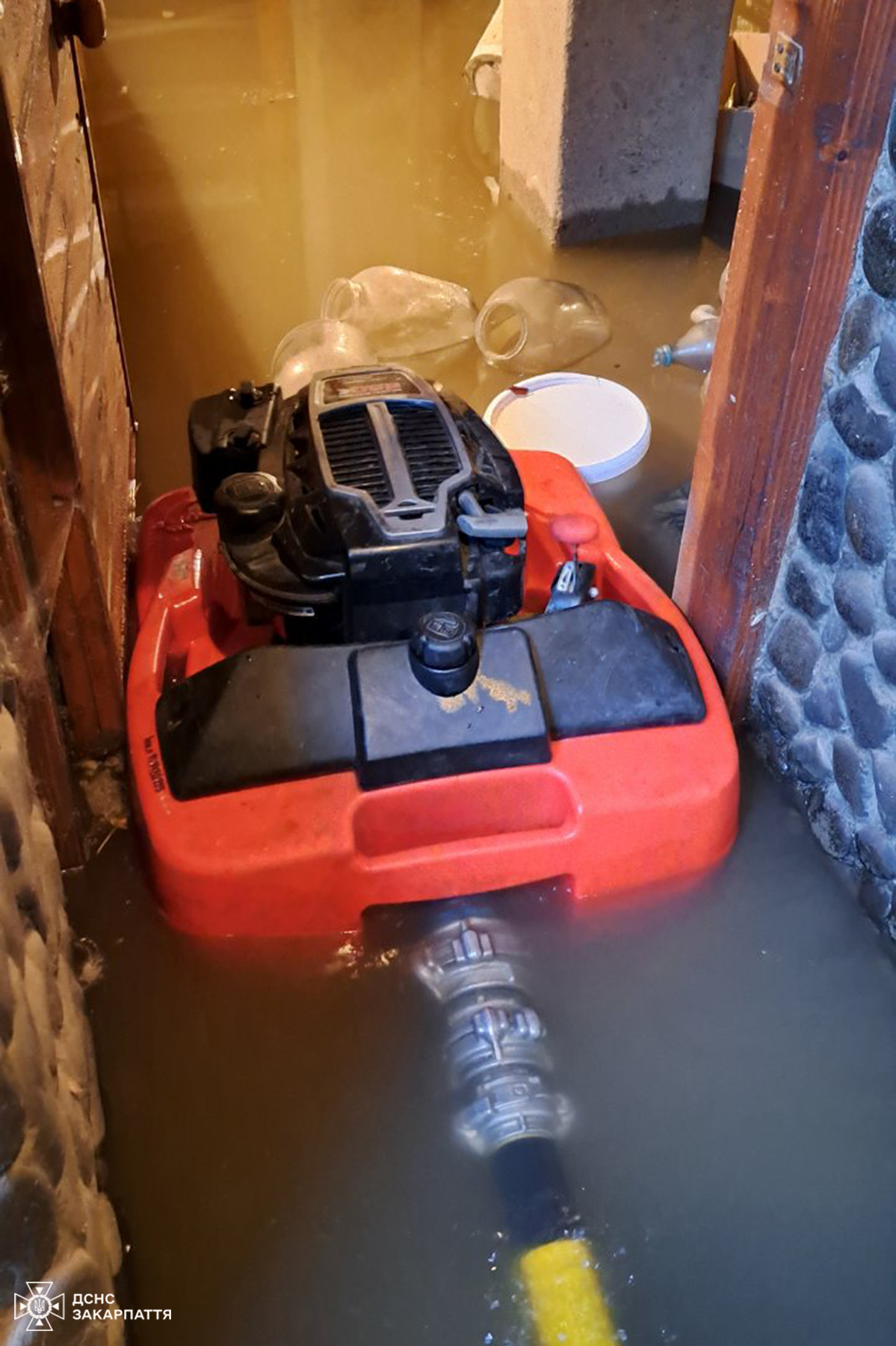 ДСНС викачують воду в підтопленому будинку