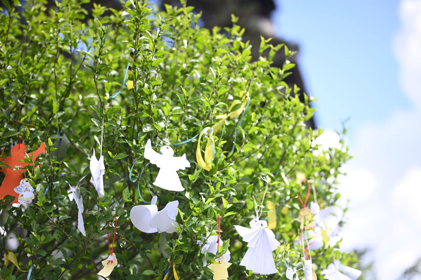 паперові янголи в знак вшанування загиблих дітей