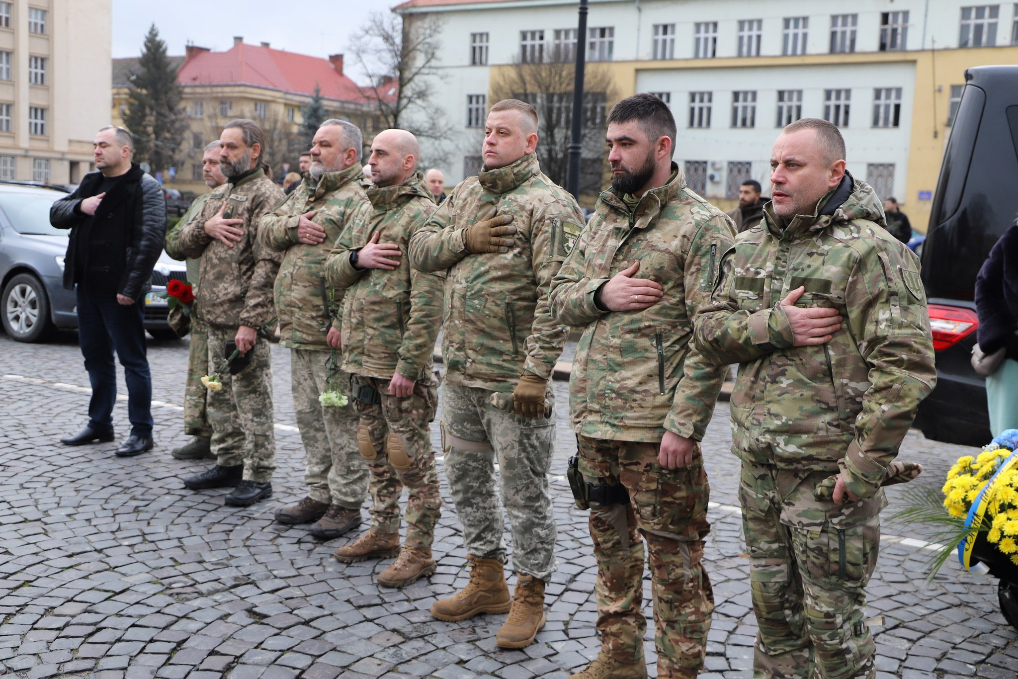 військові під час прощання з товаришем по зброї біля пам‘ятника Шевченку в Ужгороді
