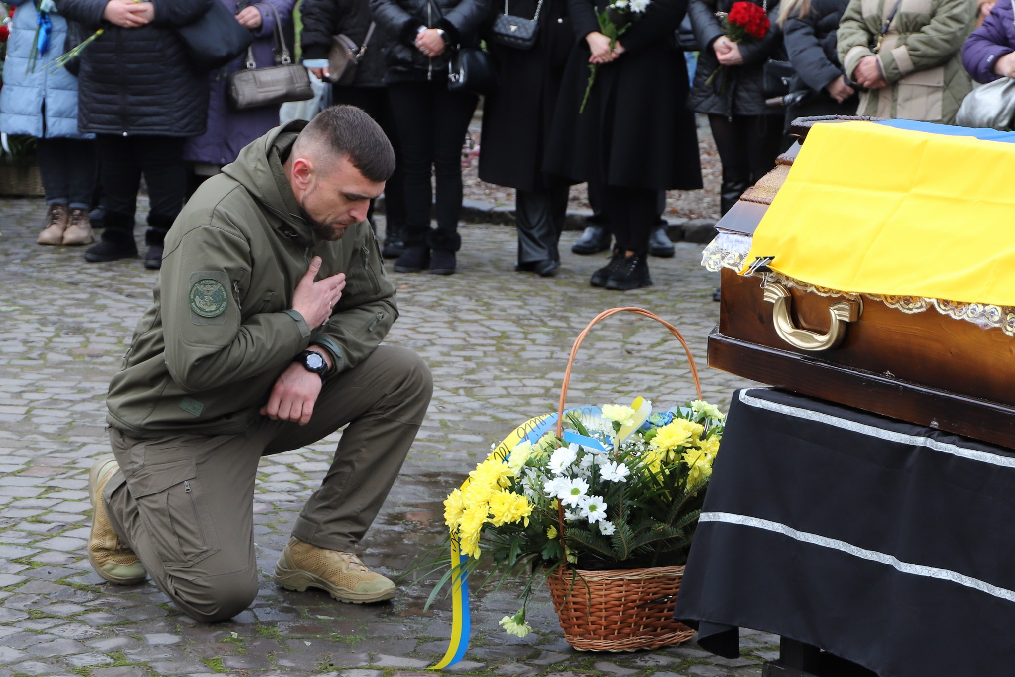 Військовий прощається зі своїм побратимом 