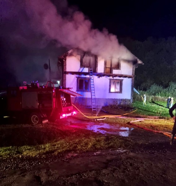 фото підпаленого будинку