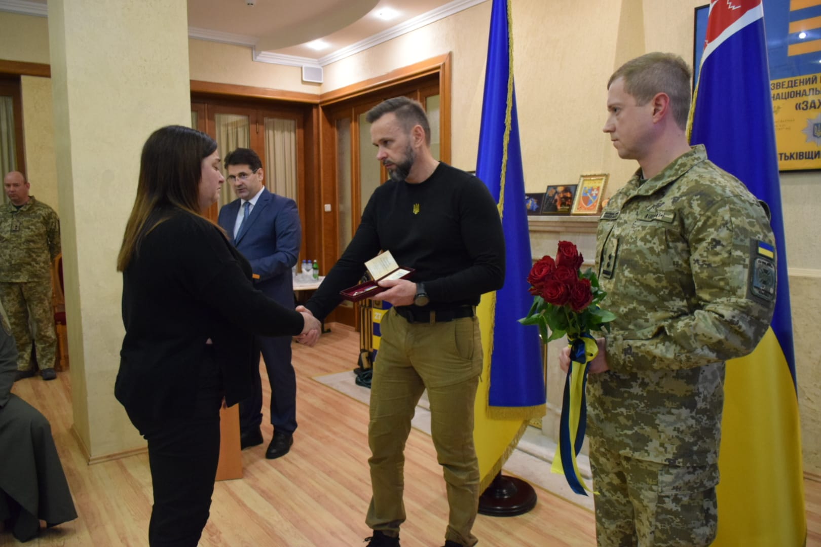 Віктор Микита вручає нагороду родичці полеглого Захисника 