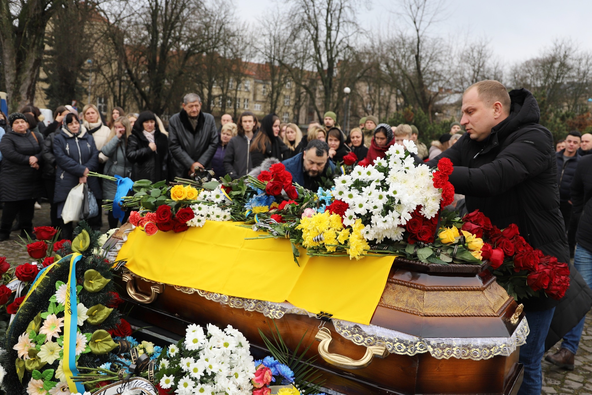 Чимало ужгородців прийшли попрощатися з полеглим Воїном