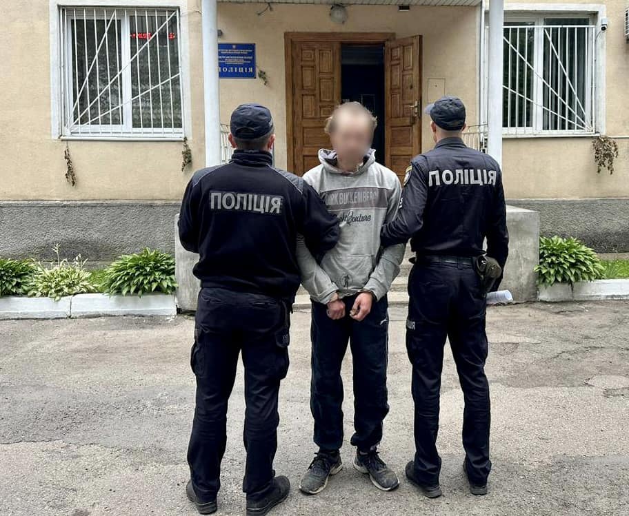 Фото затримання підозрюваного прикарпатця