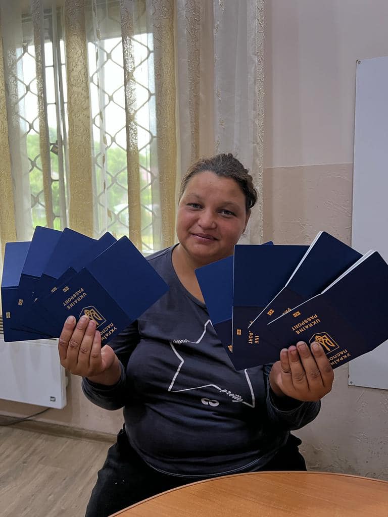 Фото жінки, що отримала паспорти