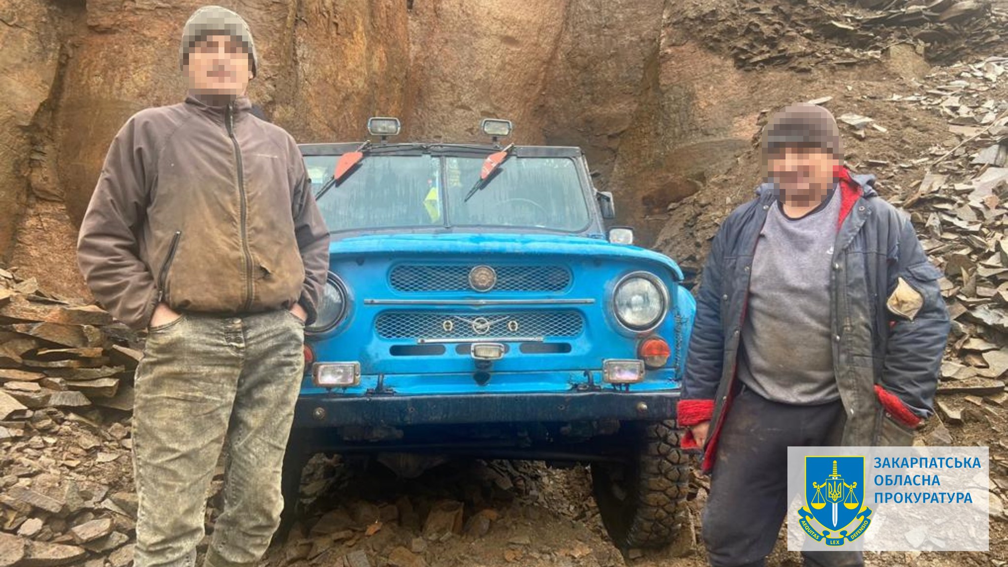 Фото з місця незаконних копалин