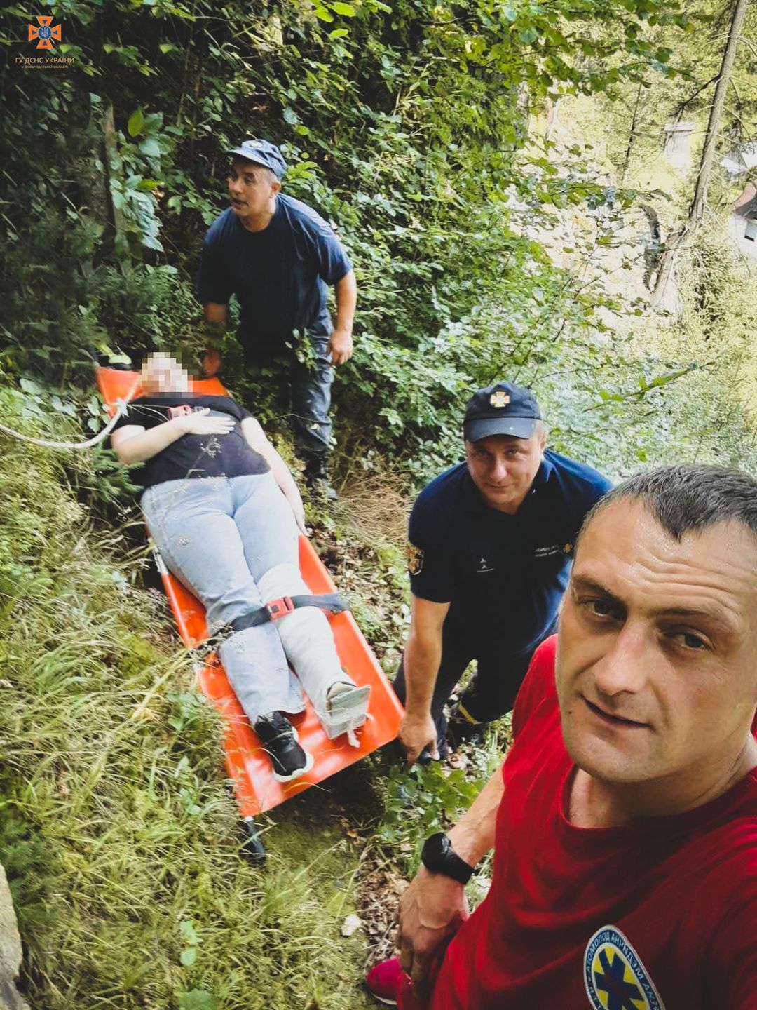 Фото евакуації постраждалої 