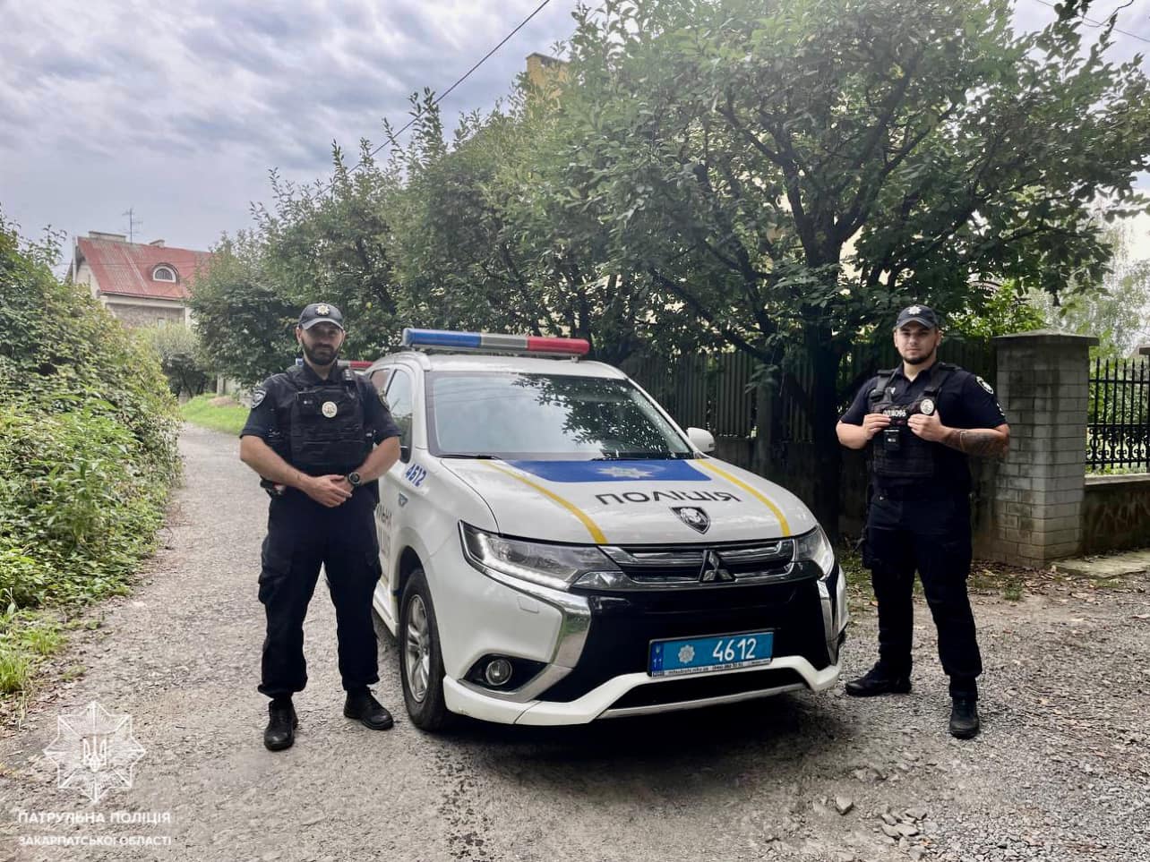Фото патрульних, що врятували чоловіку життя