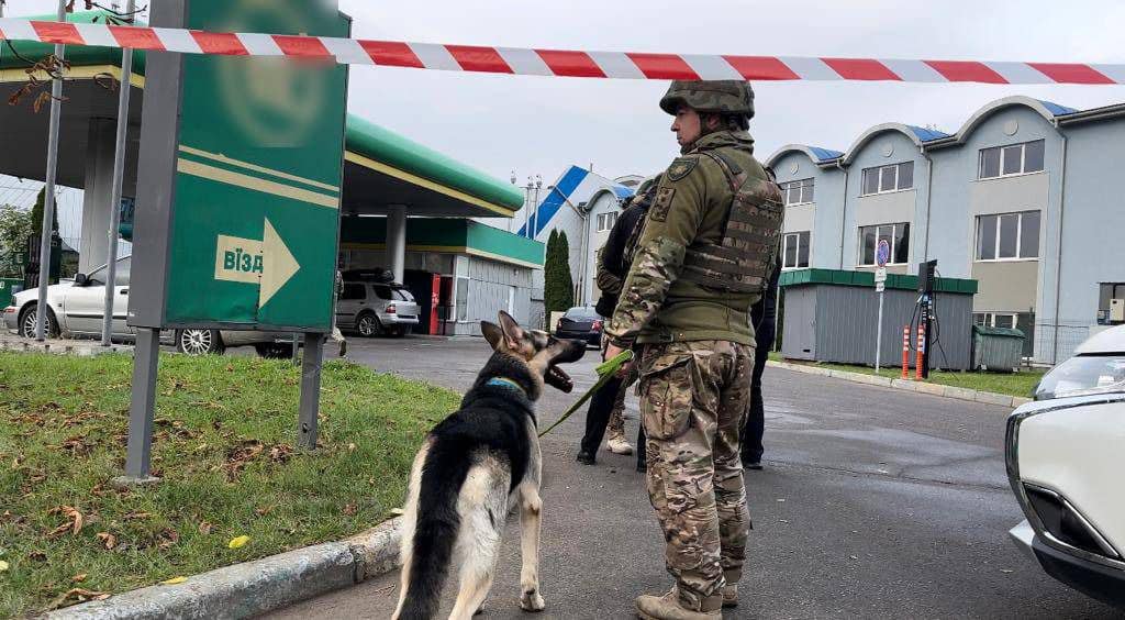 Правоохоронці евакуювали сторонніх людей, щоб не наражати їх на небезпеку