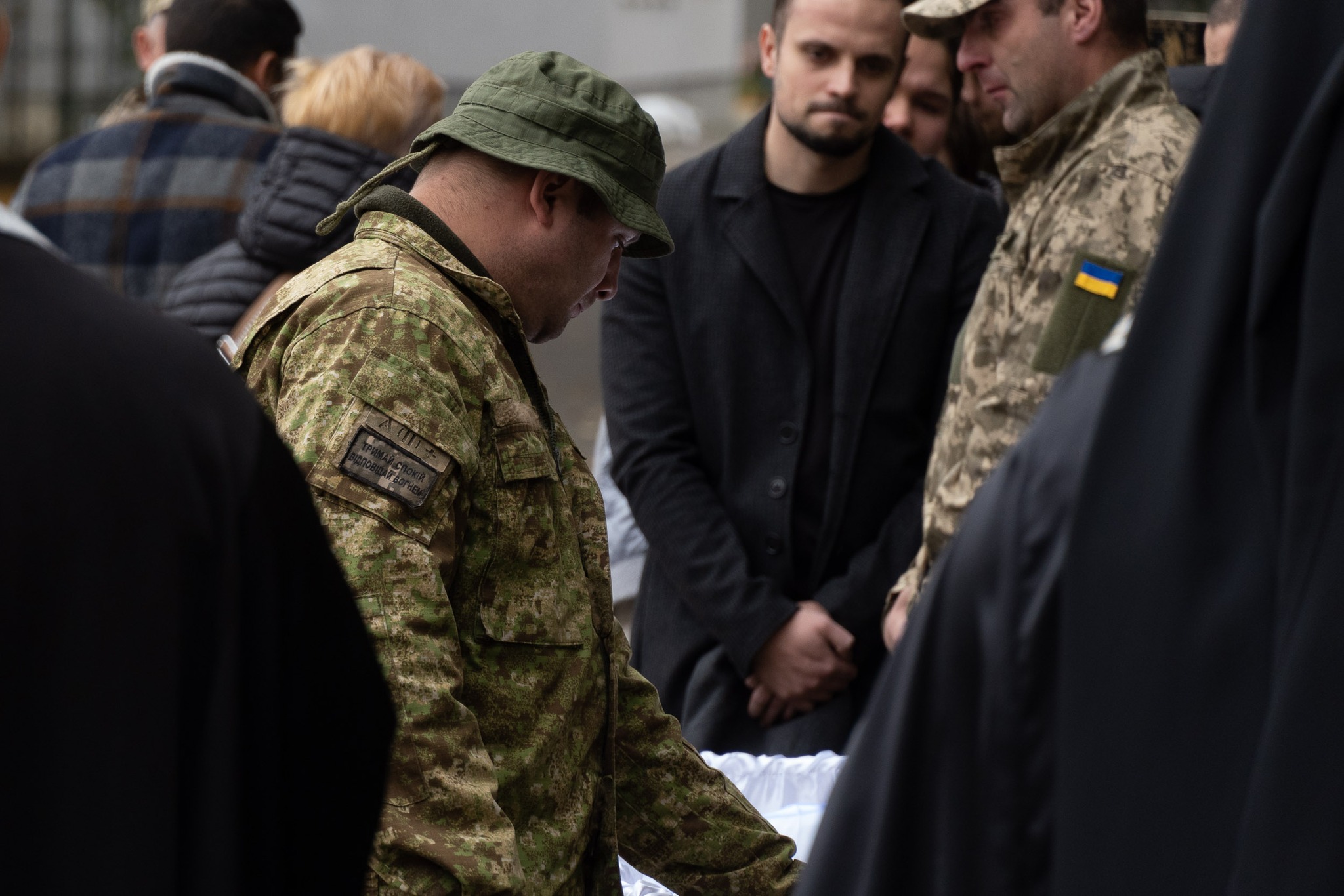 Проститися з Героєм прийшли колеги-військові