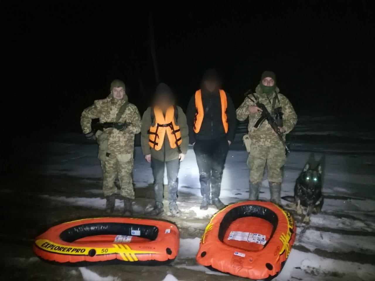 Закарпатці хотіли переплисти бурхливу Тису на цих надувних човнах 