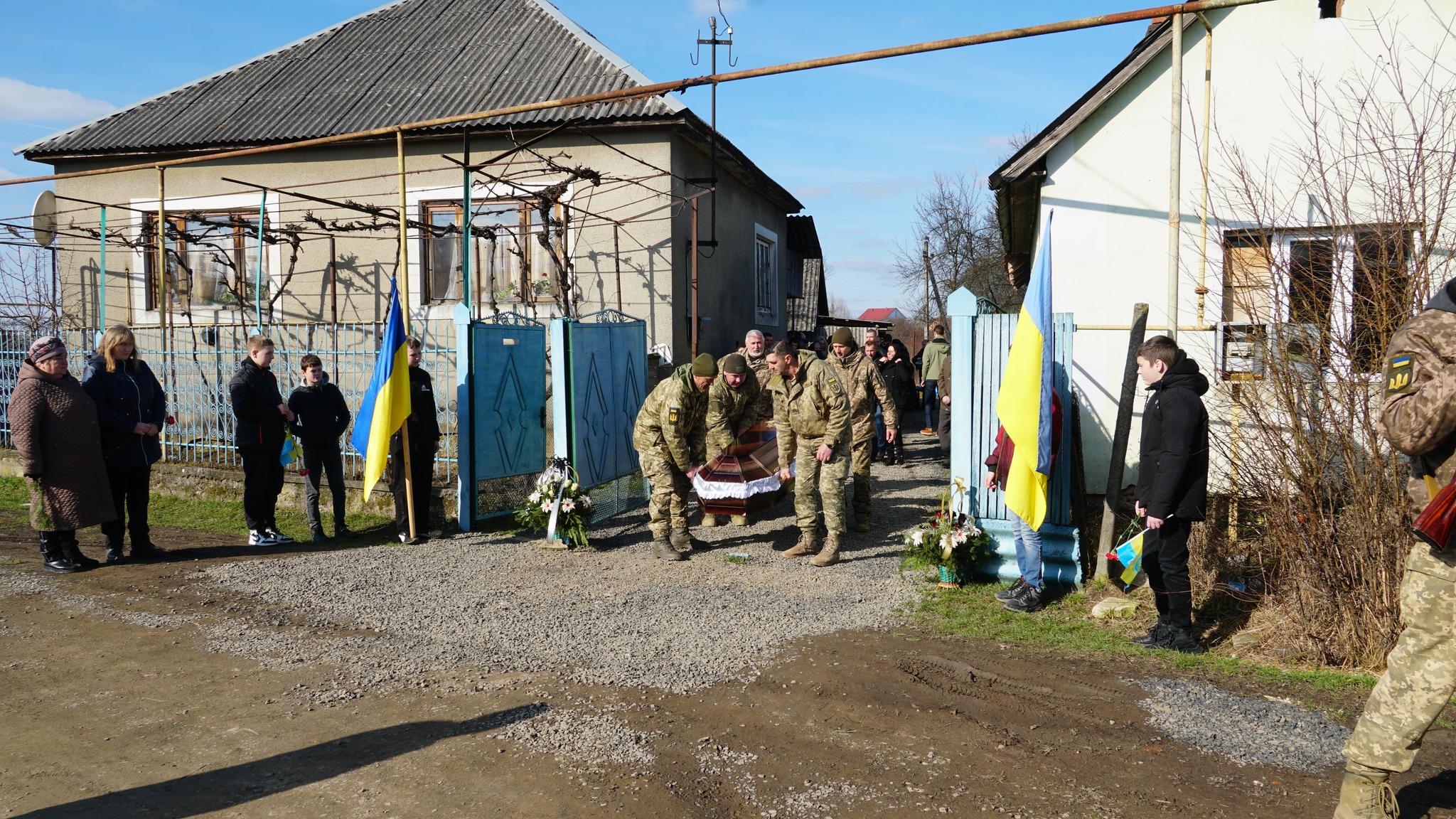 Полеглого Героя виносять з рідного дому