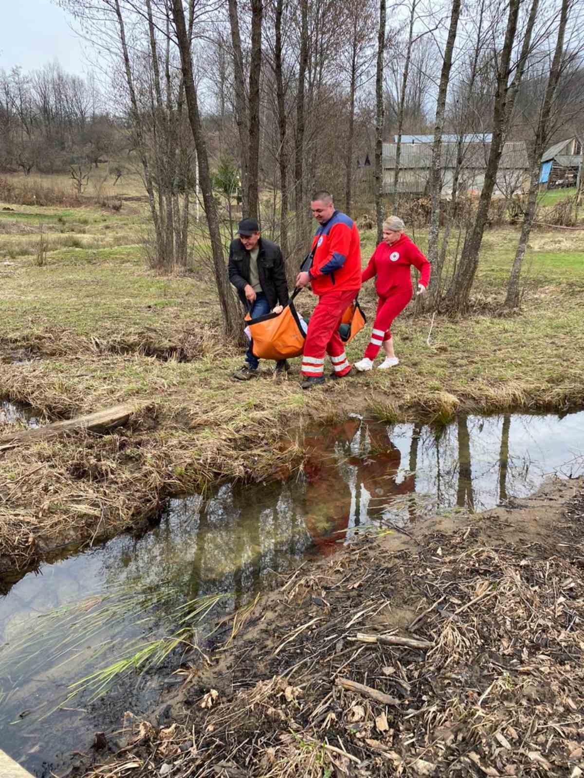 Жінку довелося транспортувати на ношах 