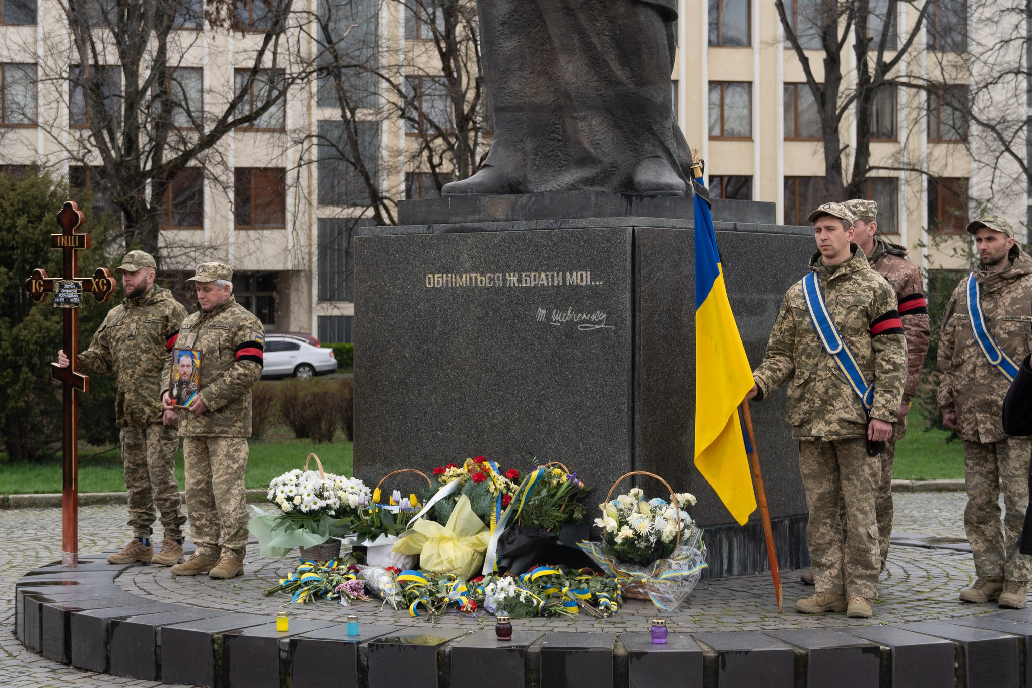 Прощання відбулося традиційно біля постаменту Кобзаря 