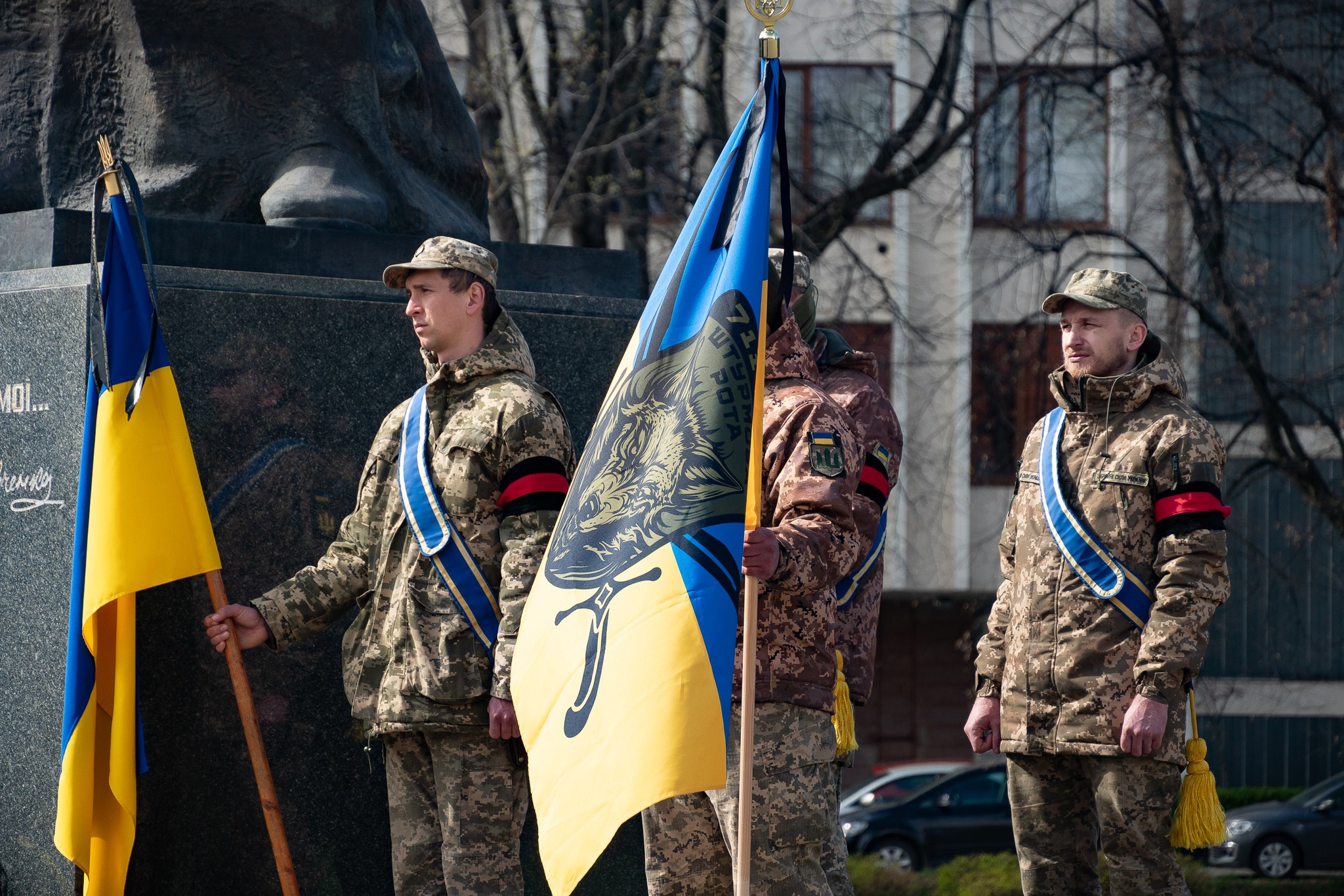 Військові біля постаменту Тарасу Шевченку на площі Народній