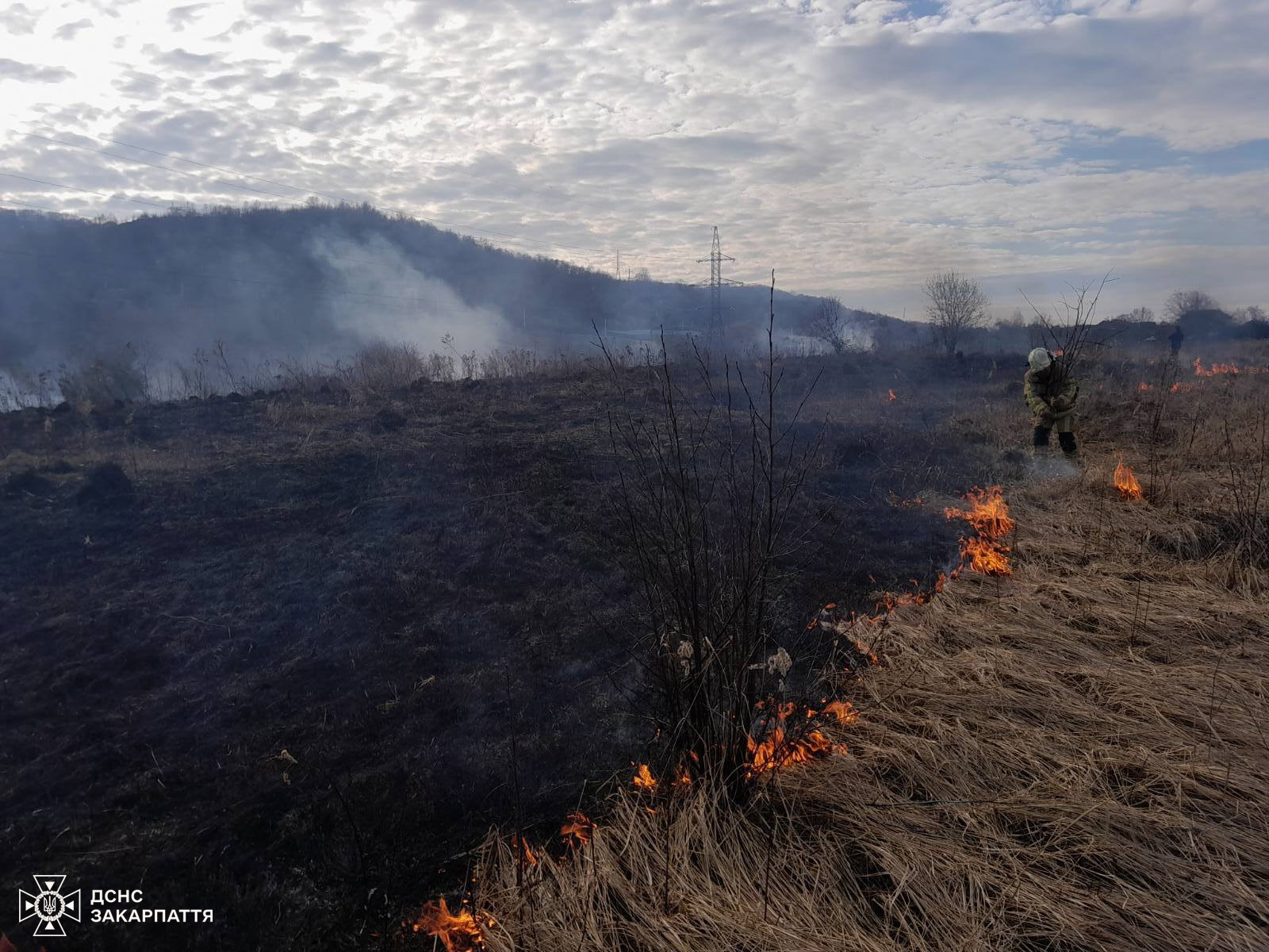 Рятувальники вкотре закликають закарпатців не вдаватися до таких варварських способів, як підпалу рослинності, однак до них не прислухаються 
