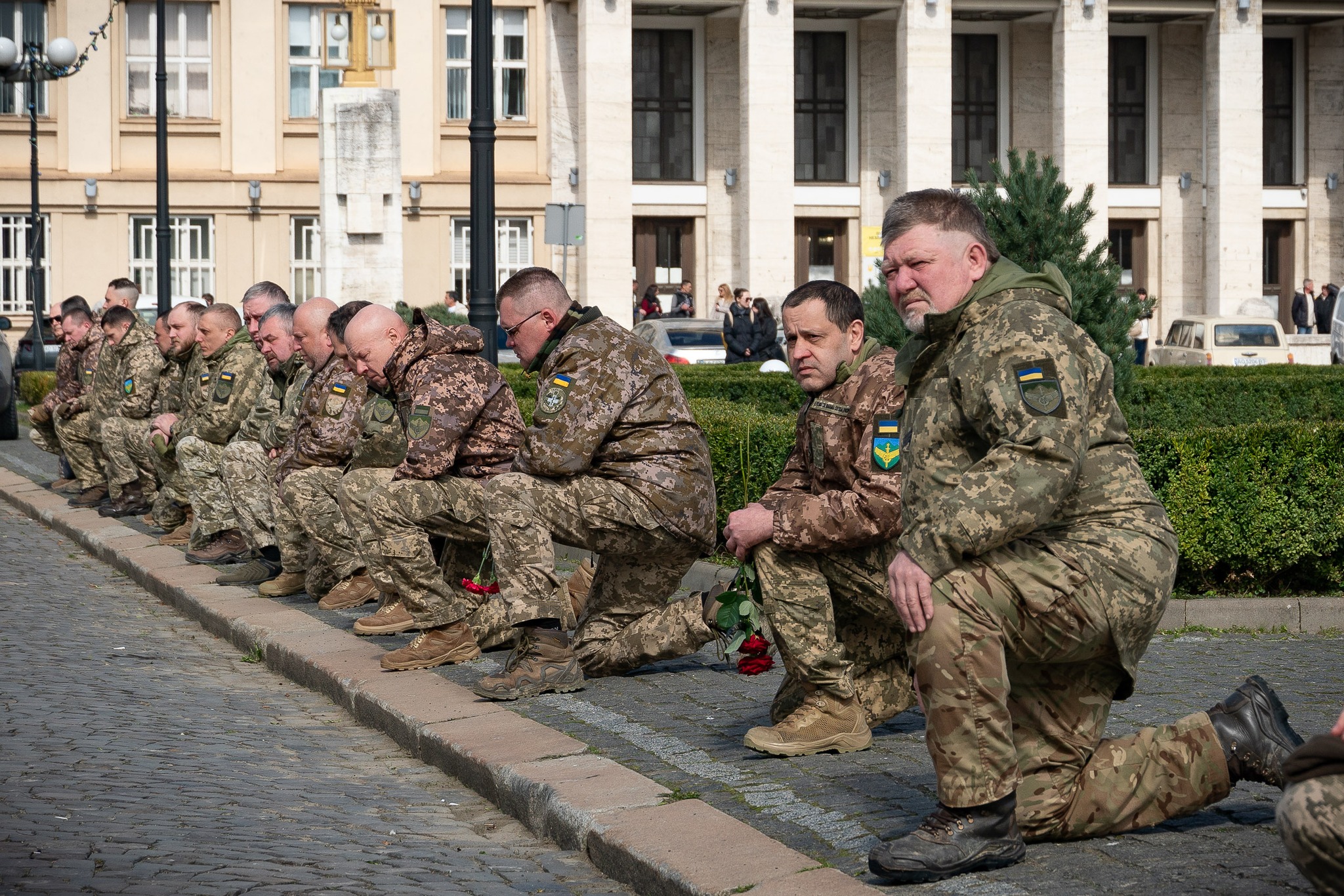 Військові під час сьогоднішнього прощання з полеглим побратимом на площі Народній в Ужгороді 