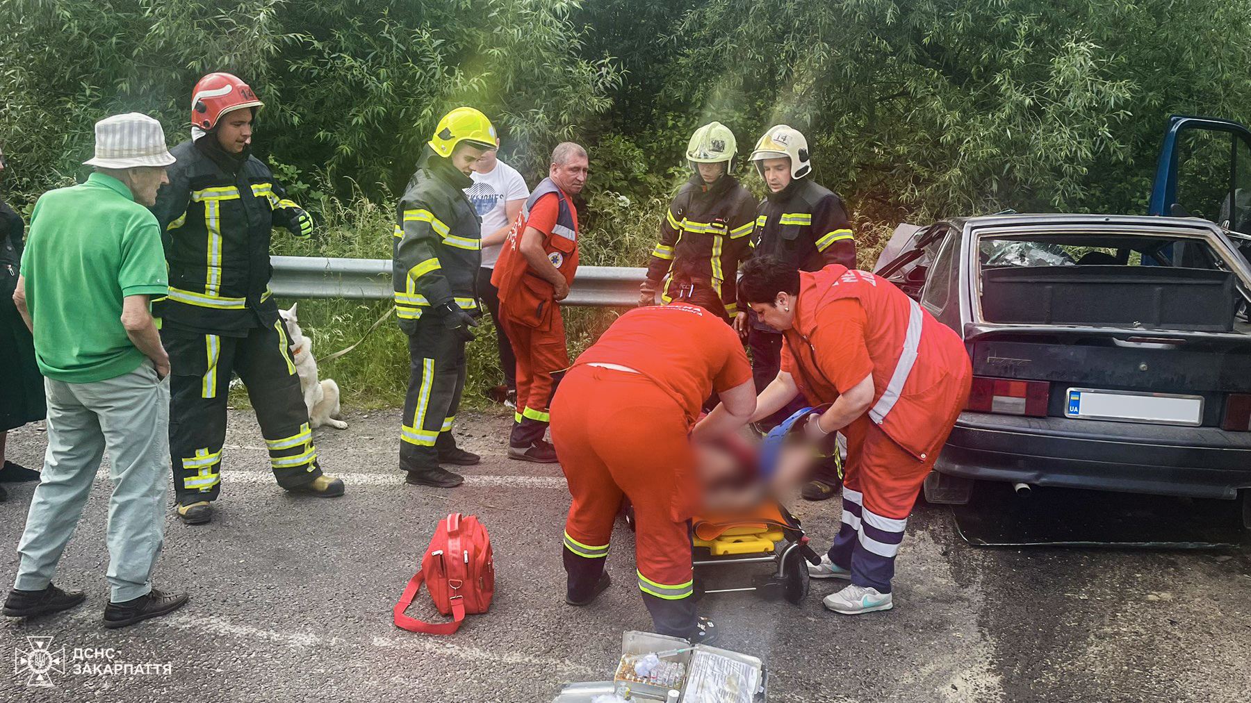 Надзвичайники передали постраждалого водія медикам 