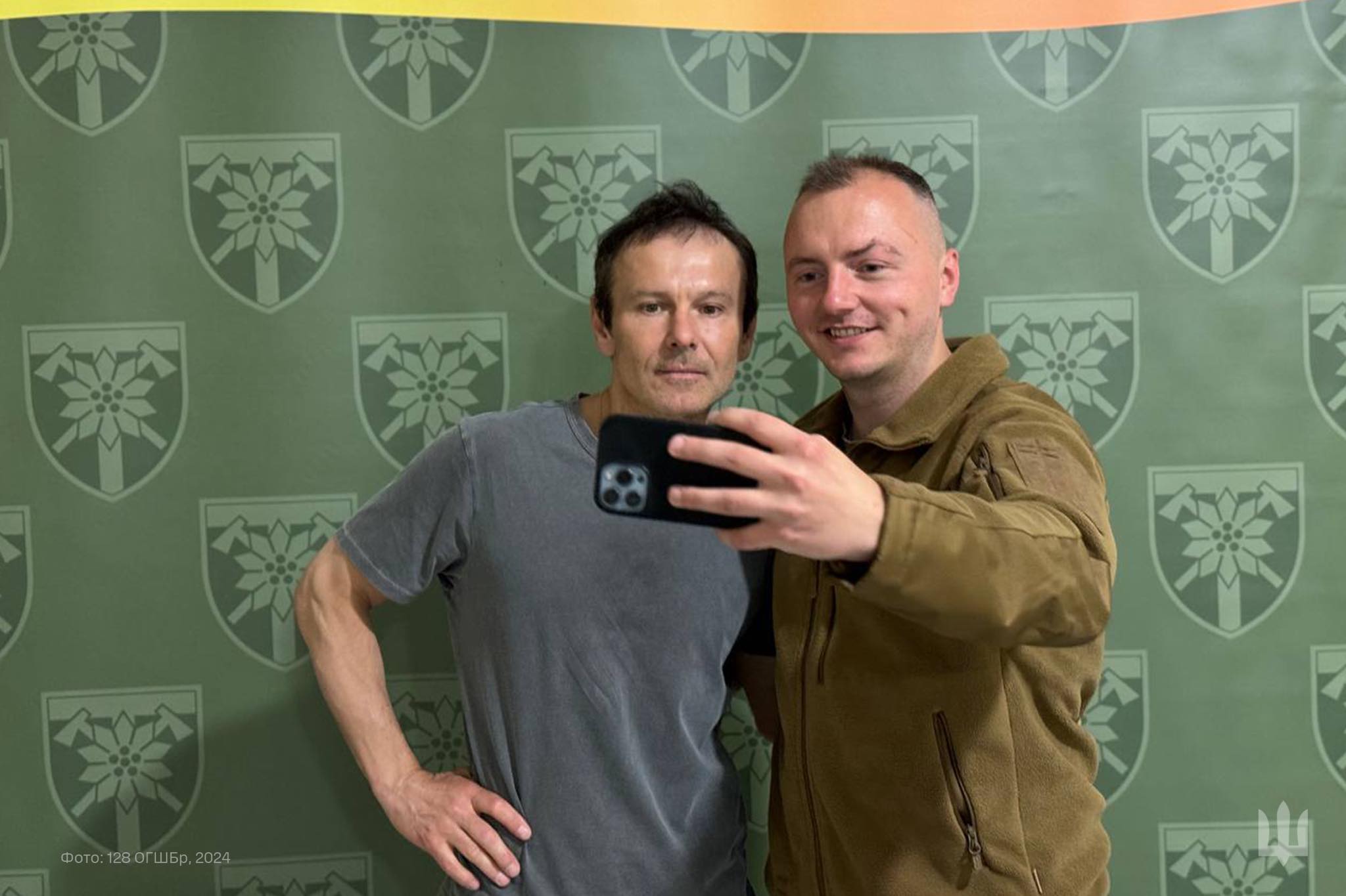 Святослав Вакарчук з військовим Закарпатського легіону 