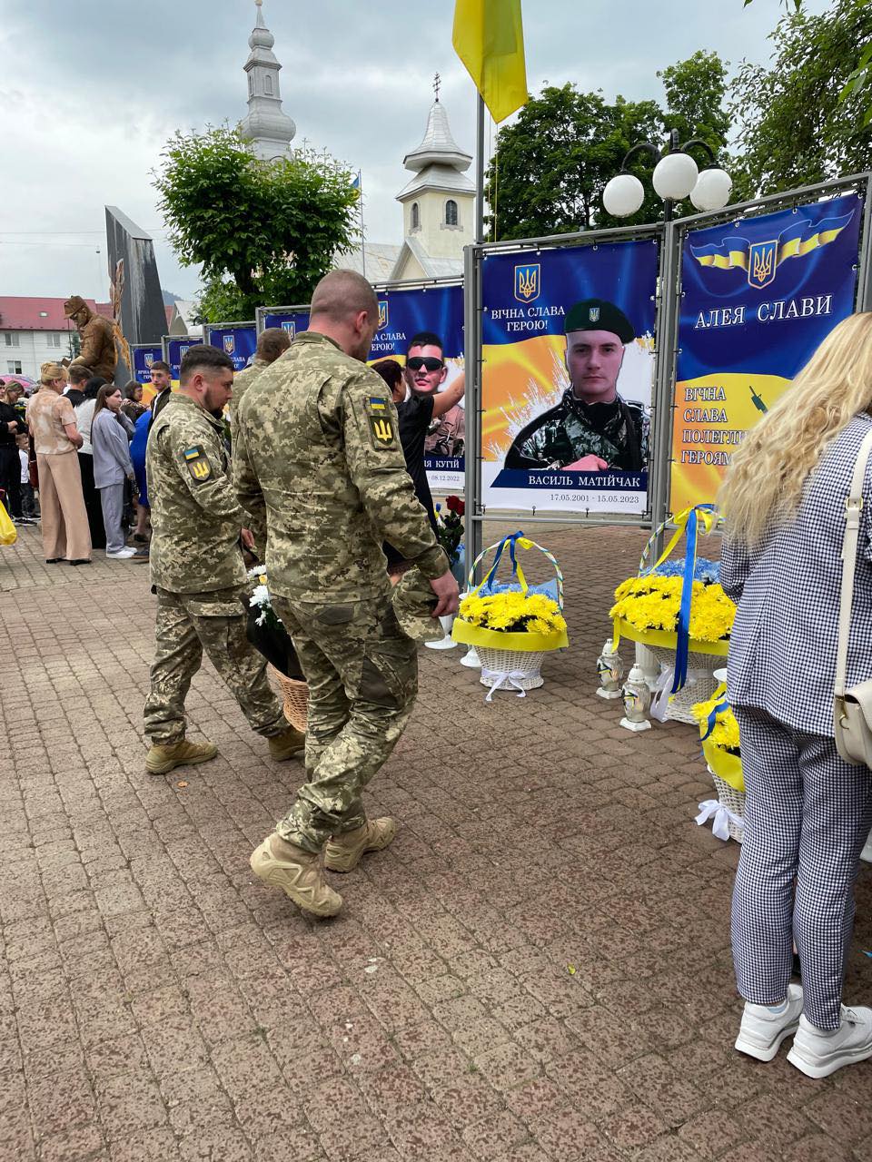 Військові підносять квіти полеглим побратимам 