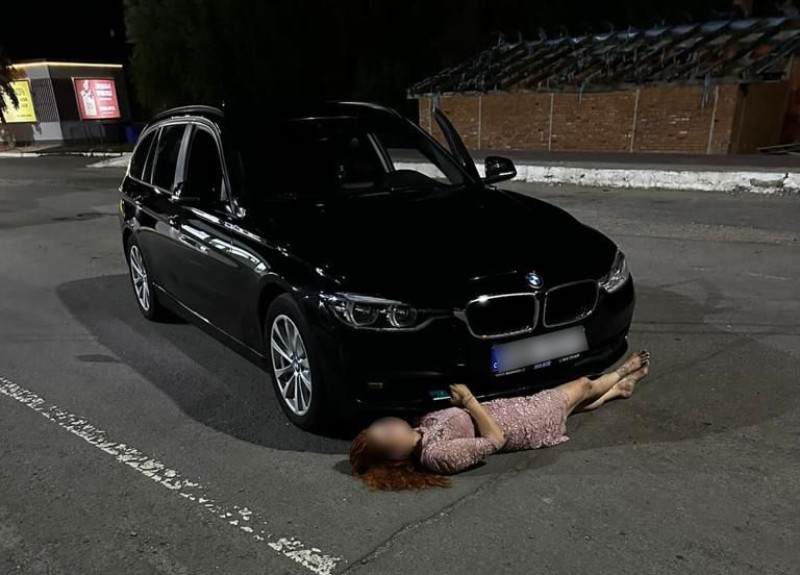 Жінка лягла під колеса машини коли її викрили прикордонники 