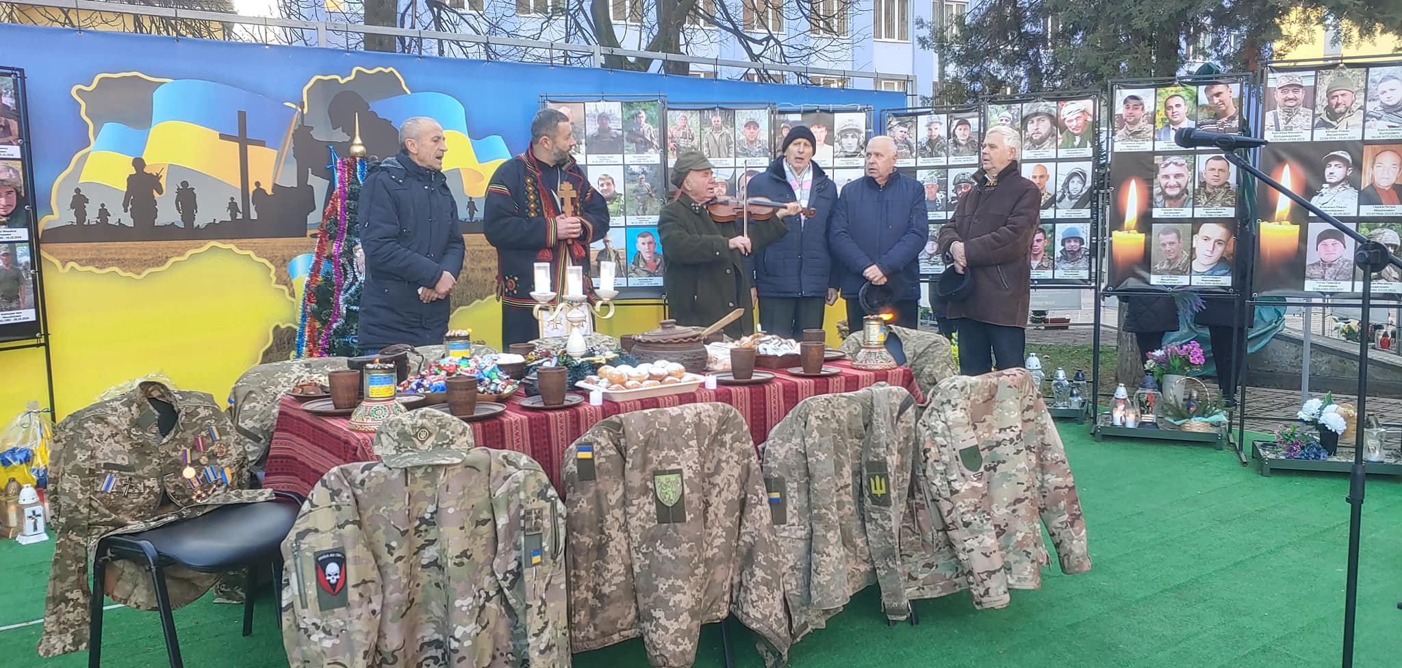 У Рахові колядують на Алеї Пам'яті та Слави