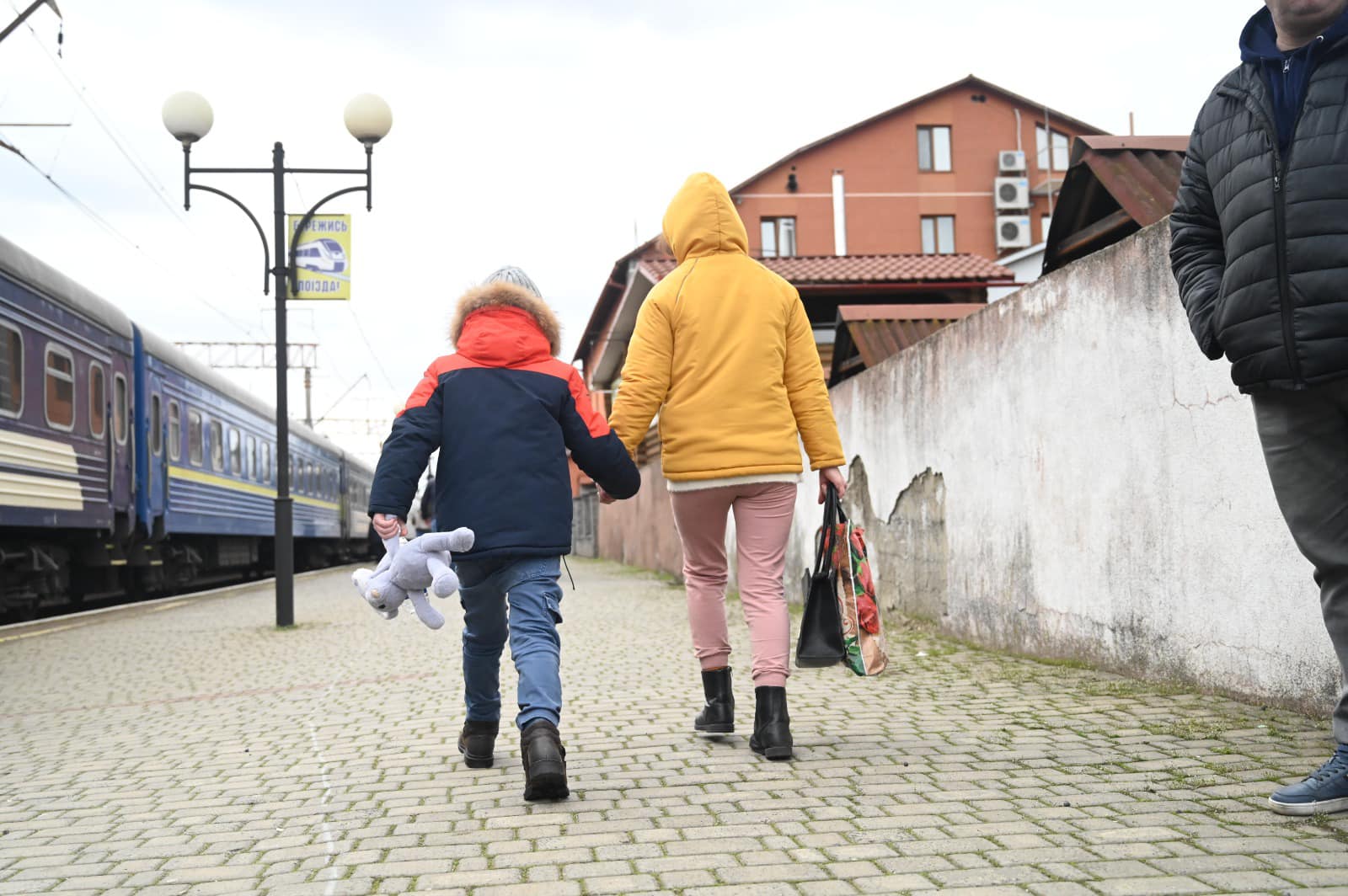 На Закарпатті зустрічають вимушених переселенців