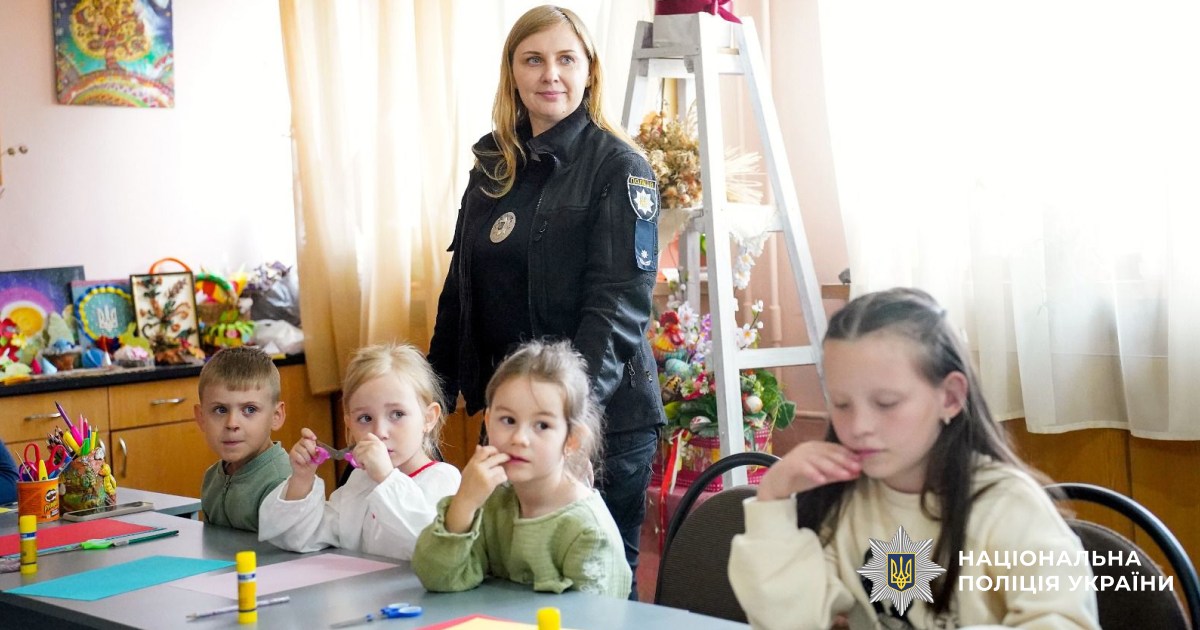 Поліцейські разом з дітьми виготовляють листівки