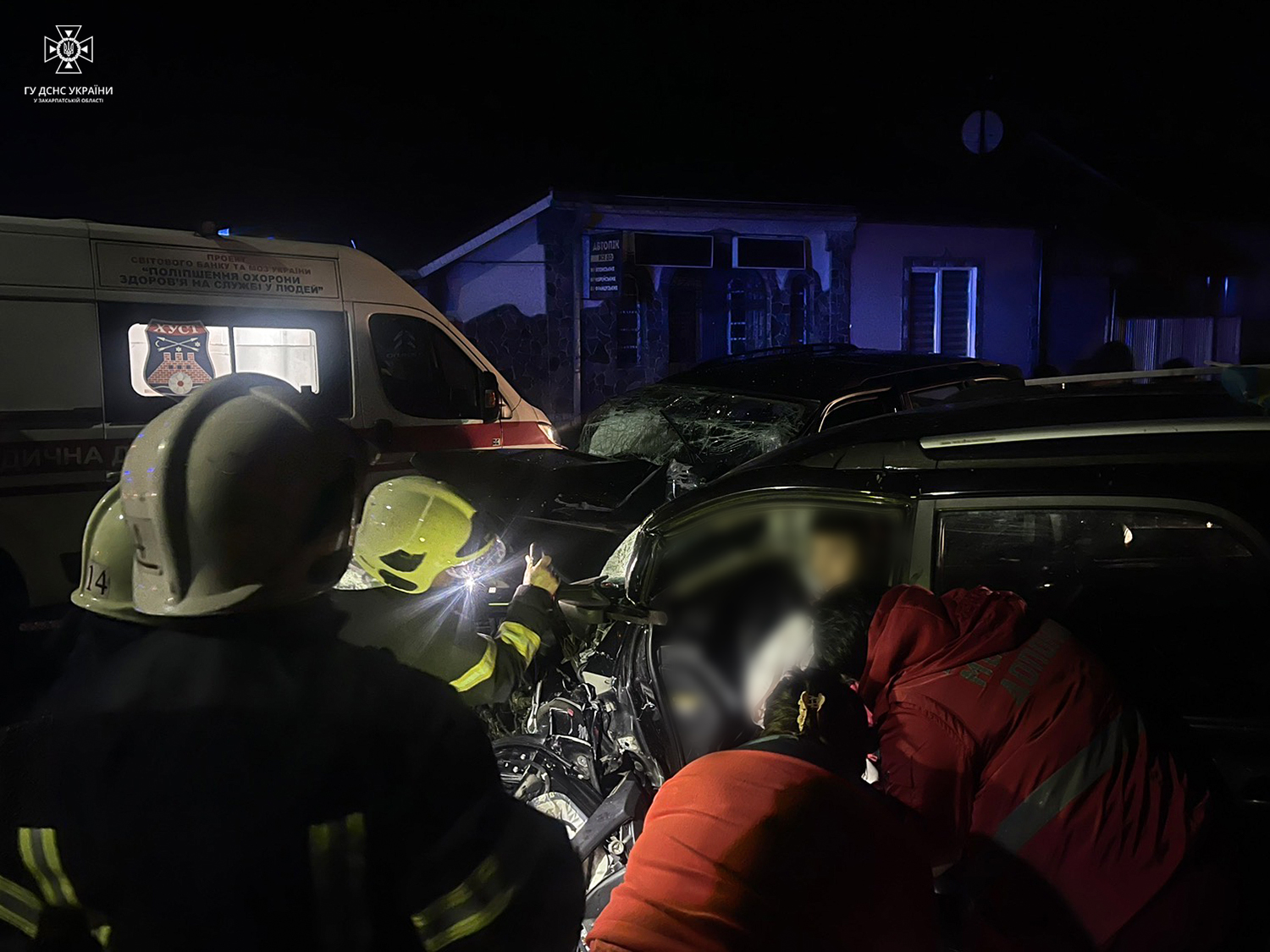 Водія КІА довелося деблоковувати рятувальникам із пошкодженої машини 