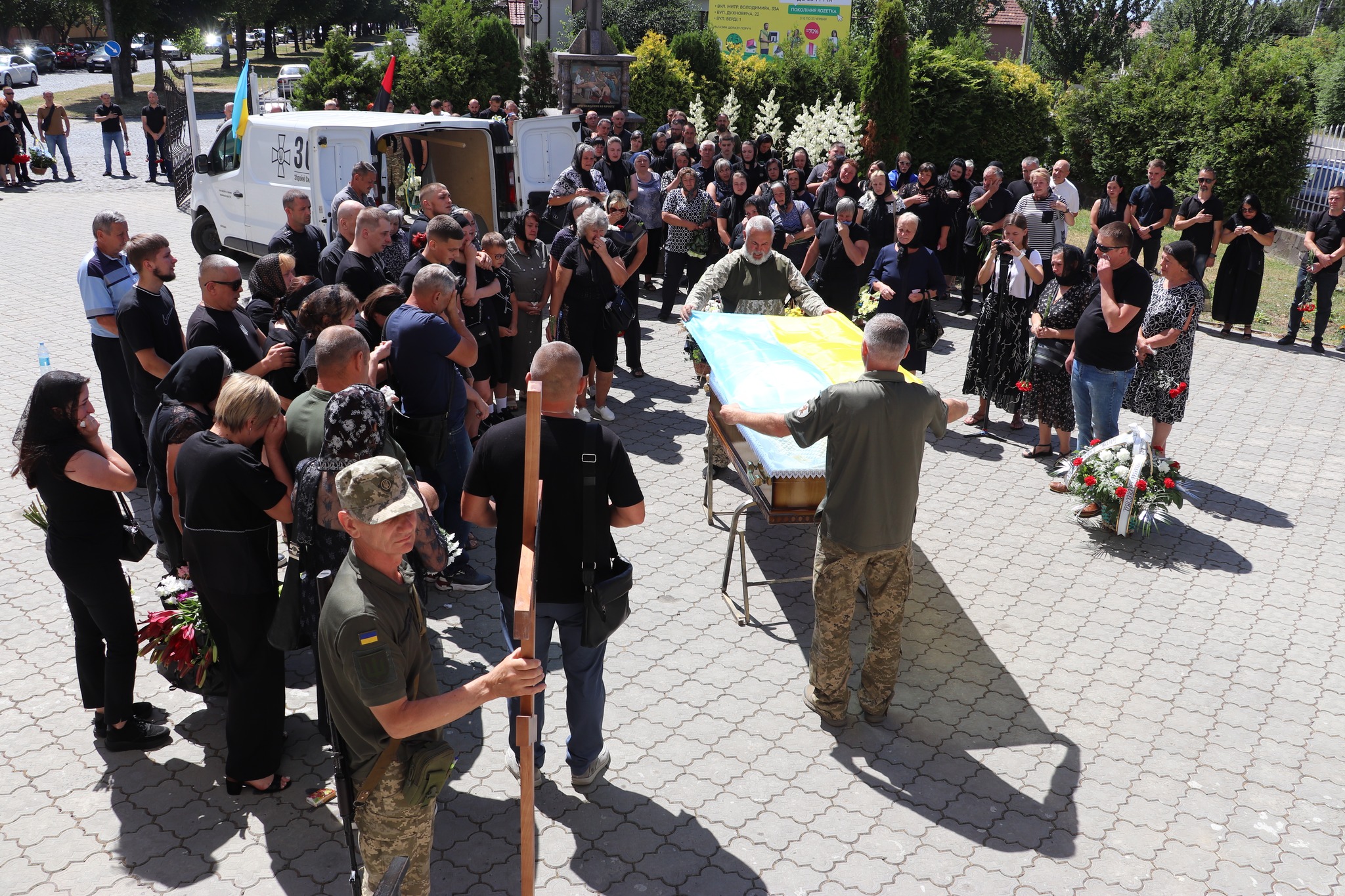 У Мукачеві прощаються з воїном Іваном Лешаничем