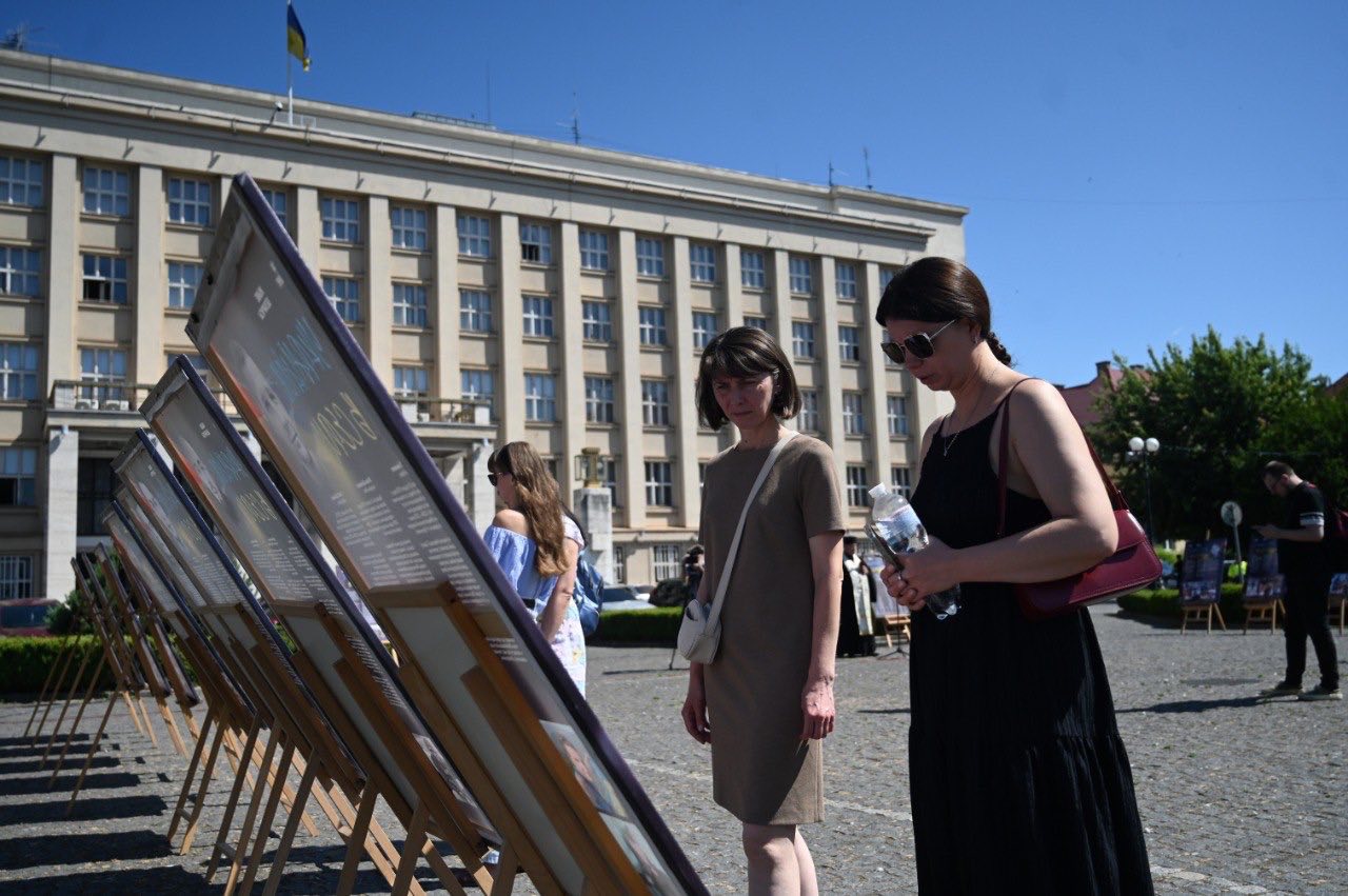 Виставка «З Україною в серці» про полеглих білоруських добровольців в Ужгороді