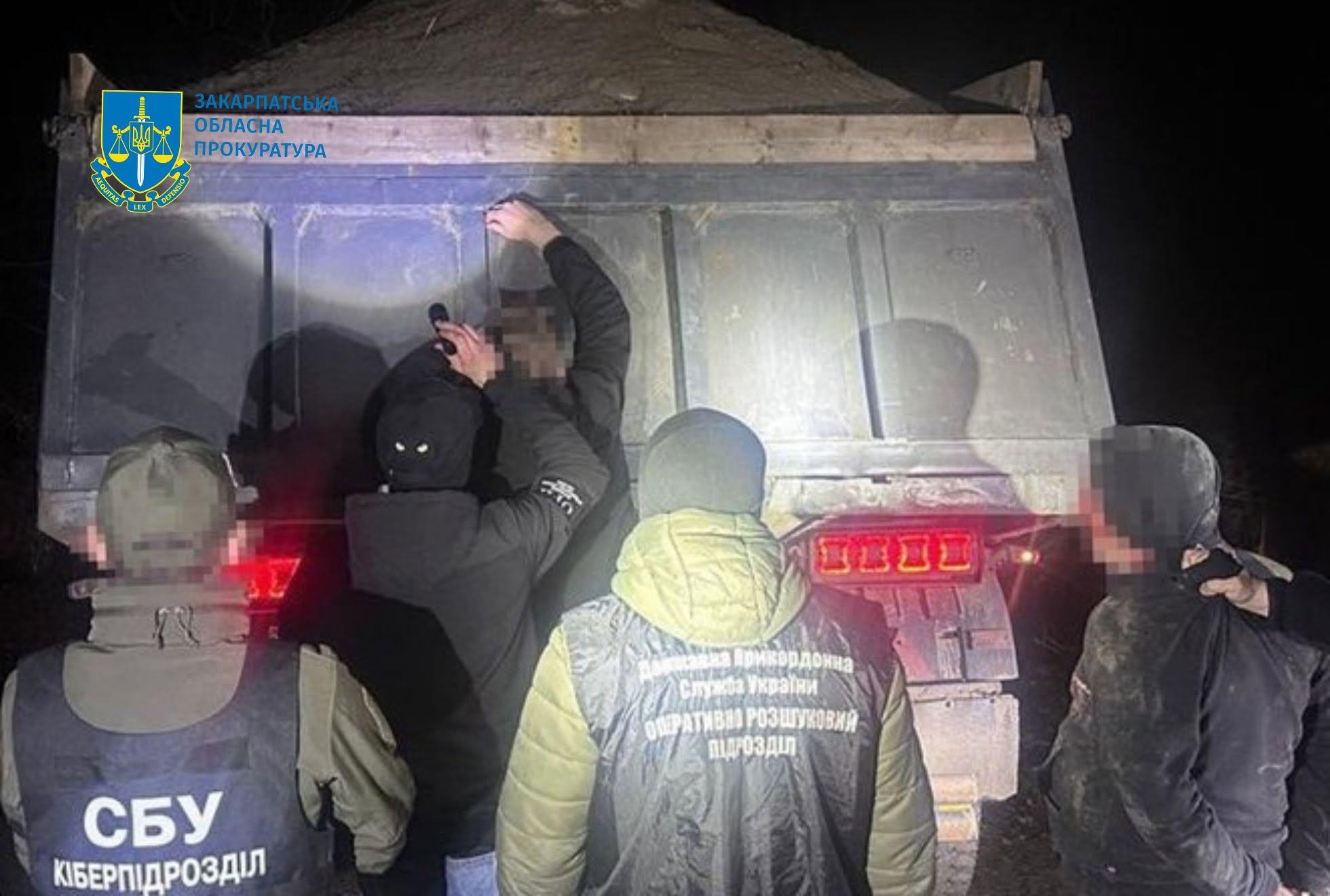 Вантажівка з піском і затримані порушники