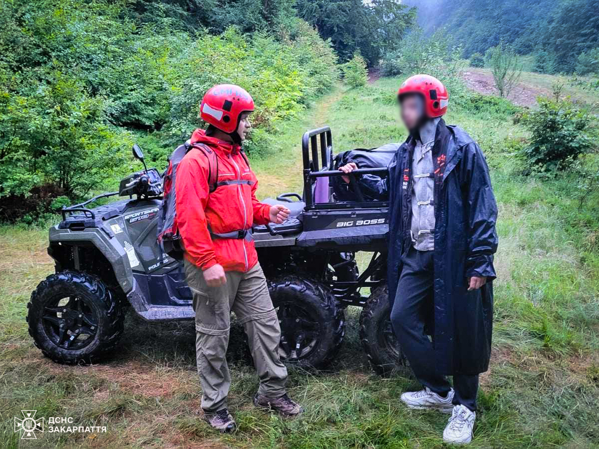 Турист з рятувальникам