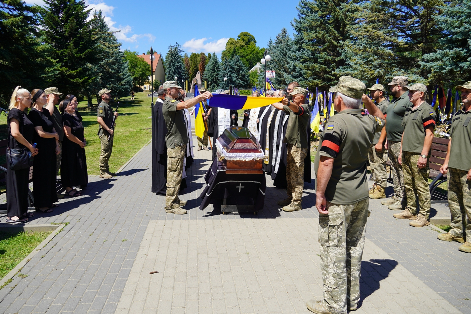 В Ужгороді попрощалися із 53-річним військовим Миколою Лошаком
