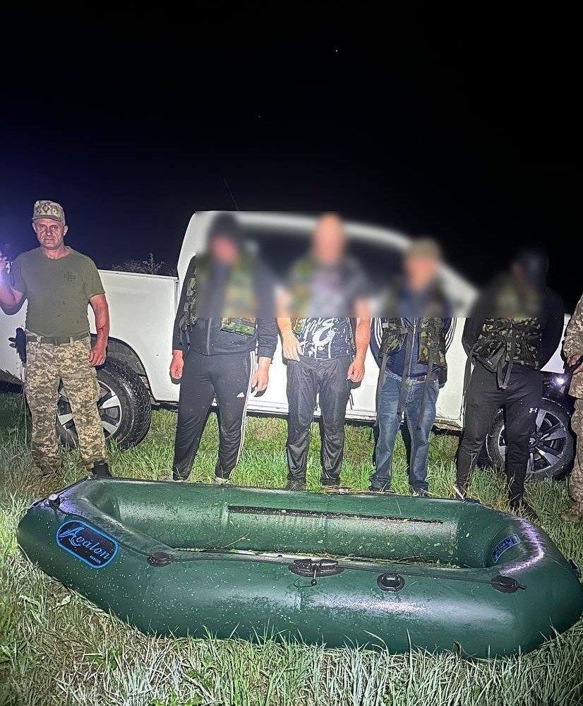 Затримані порушники з човном