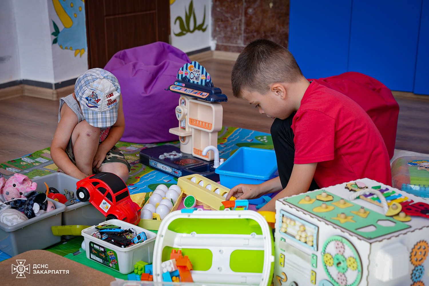 Рятувальники та волонтери зустрічають евакуйованих людей