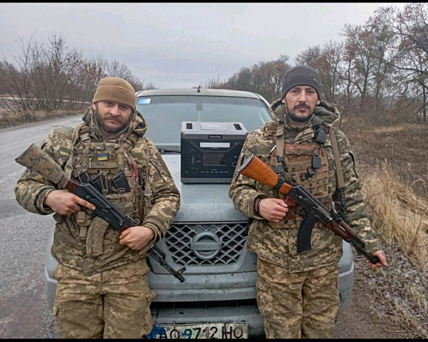 Захисник Іван Мадяр з побратимом