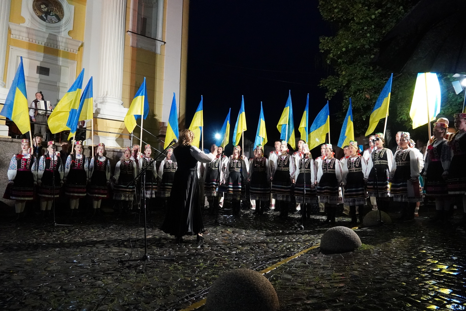 Закарпатський народний хор виконує Молитву за Україну