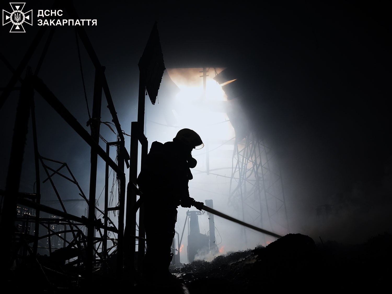 Ліквідація пожежі на місці російського удару у Мукачеві
