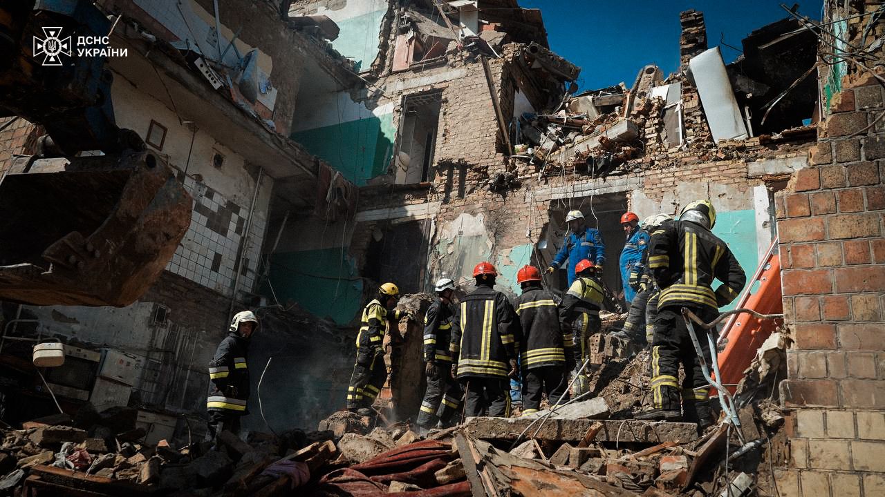 Наслідки російського обстрілу в Києві 28 серпня