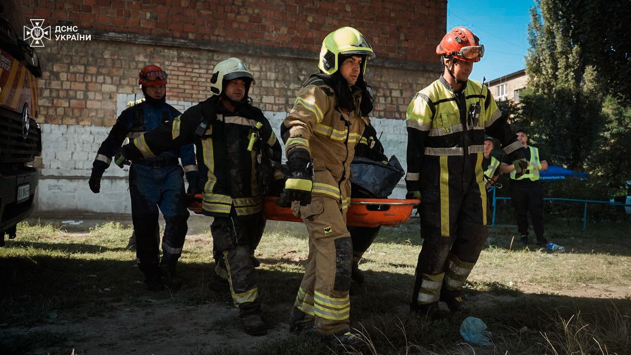 Наслідки російського обстрілу в Києві 28 серпня
