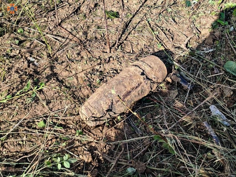 Такий вигляд мав снаряд після того, як його викопали із землі 