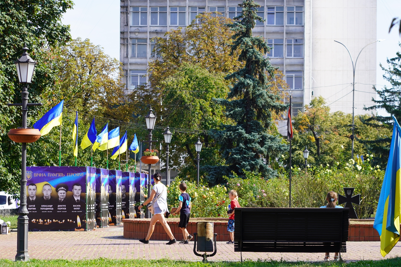 Інсталяція Алея Пам'яті в Ужгороді