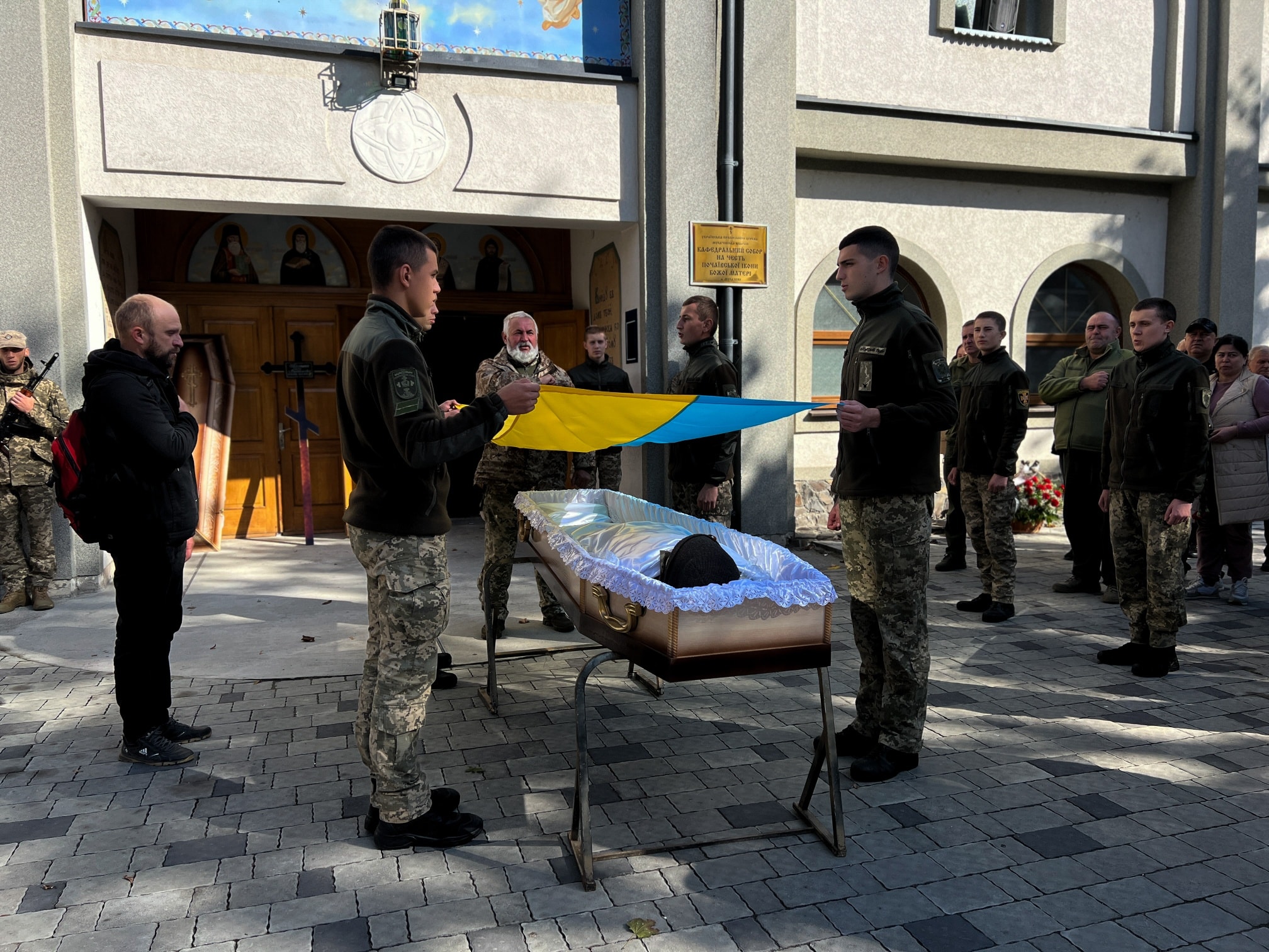 Прощання із воїном Олегом Полешкіним