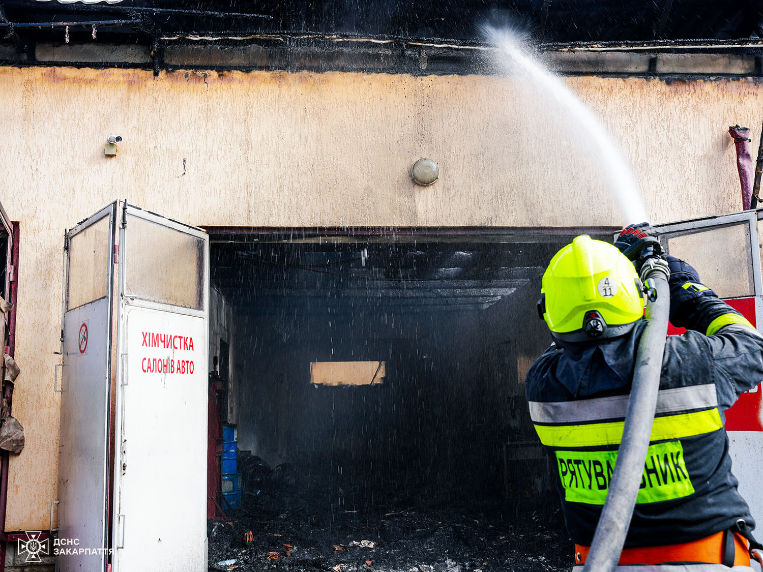 Пожежа в Ужгороді на СТО, 6 жовтня