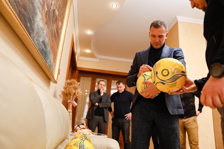 Шевченко підписує м‘ячі для молодих футболістів 