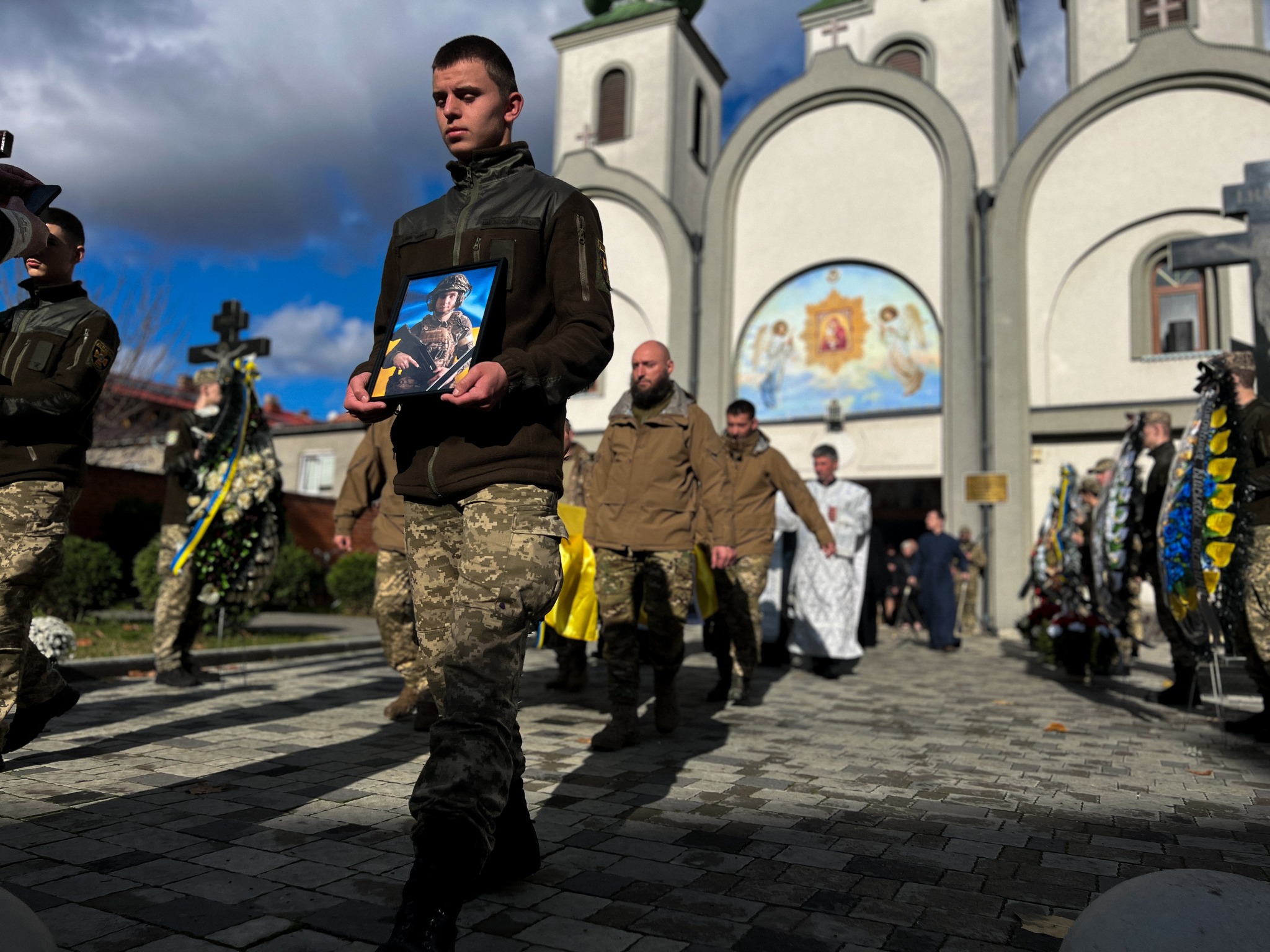 Прощання з полеглим захисником Андрієм Лапіковим