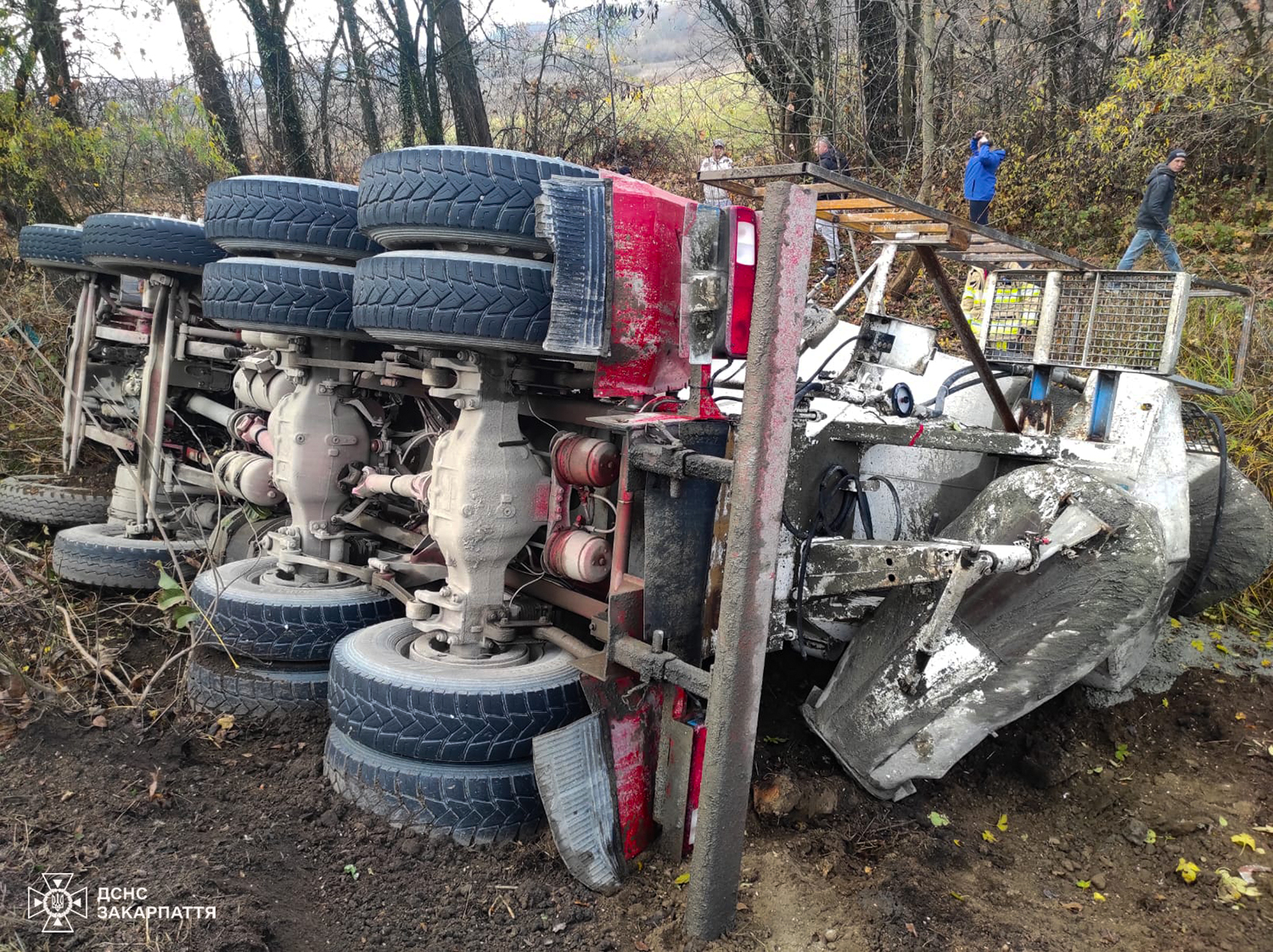 Перекинувся бетонозмішувач у селі Гать