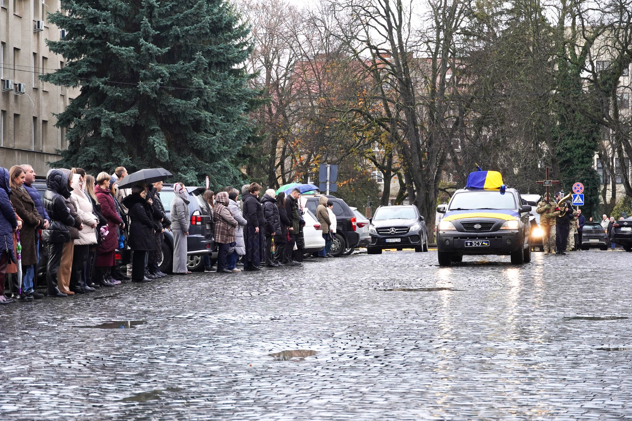 Прощання з полеглим воїном Михайлом Лупʼяком